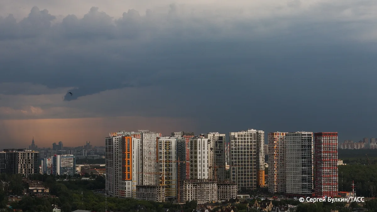 Гроза и сильный ветер ожидаются в Москве вечером 14 мая, сообщает столичный КГХ