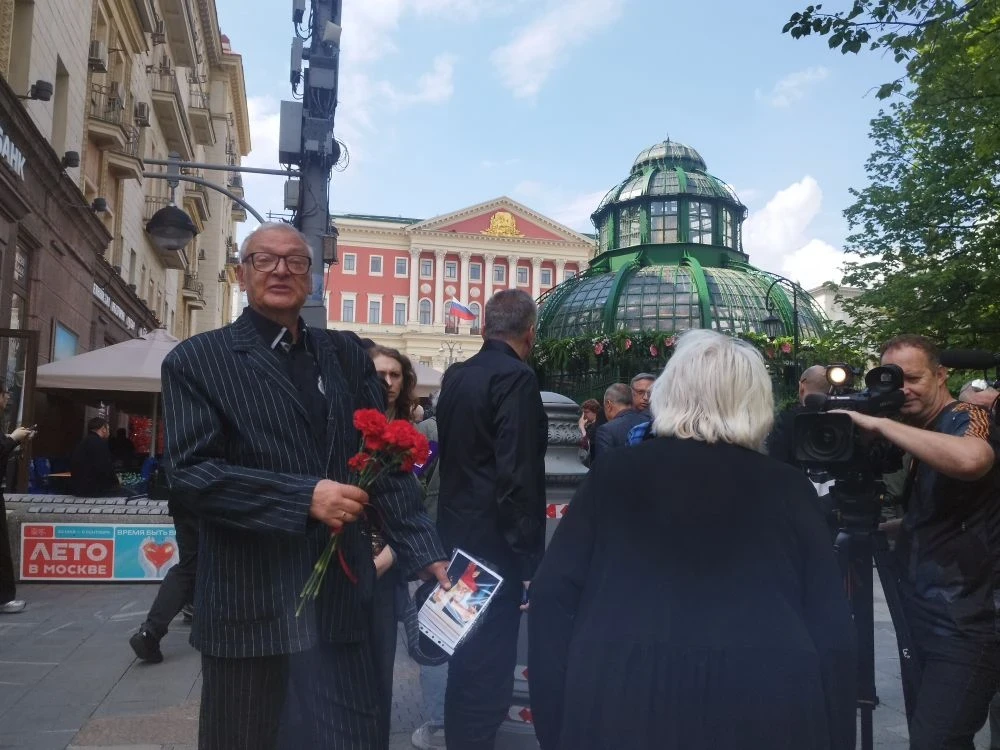 В Москве прощаются с Молчановым: люди стекаются к храму, после церемонии — кремация В Москве прощаются с Молчановым: люди стекаются к храму, после церемонии — кремация