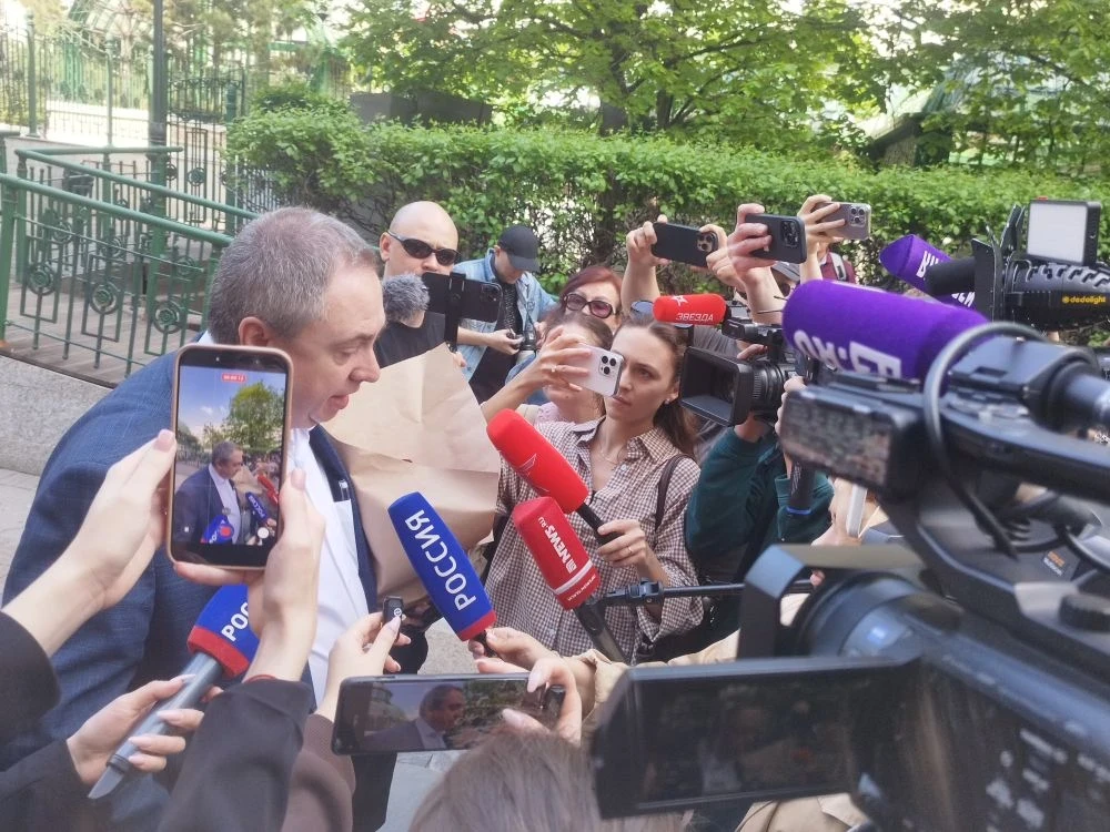 В Москве прощаются с Молчановым: люди стекаются к храму, после церемонии — кремация