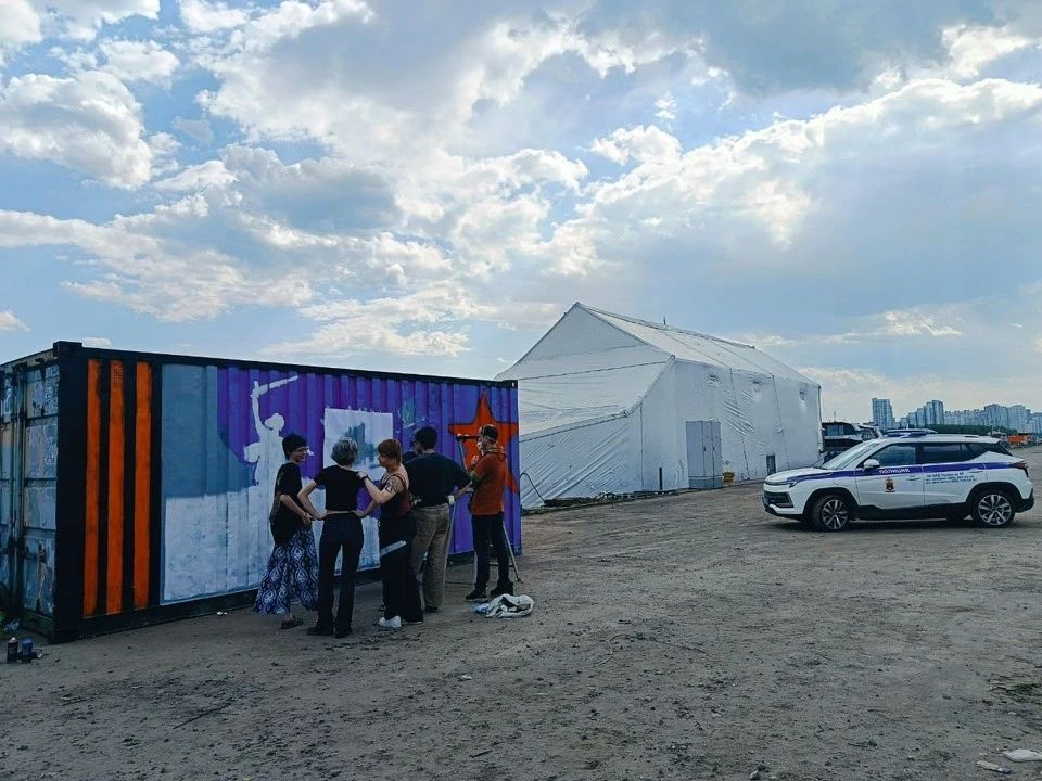 На территории Южного речного порта столичные транспортные полицейские и студенты создали патриотическое граффити На территории Южного речного порта столичные транспортные полицейские и студенты создали патриотическое граффити