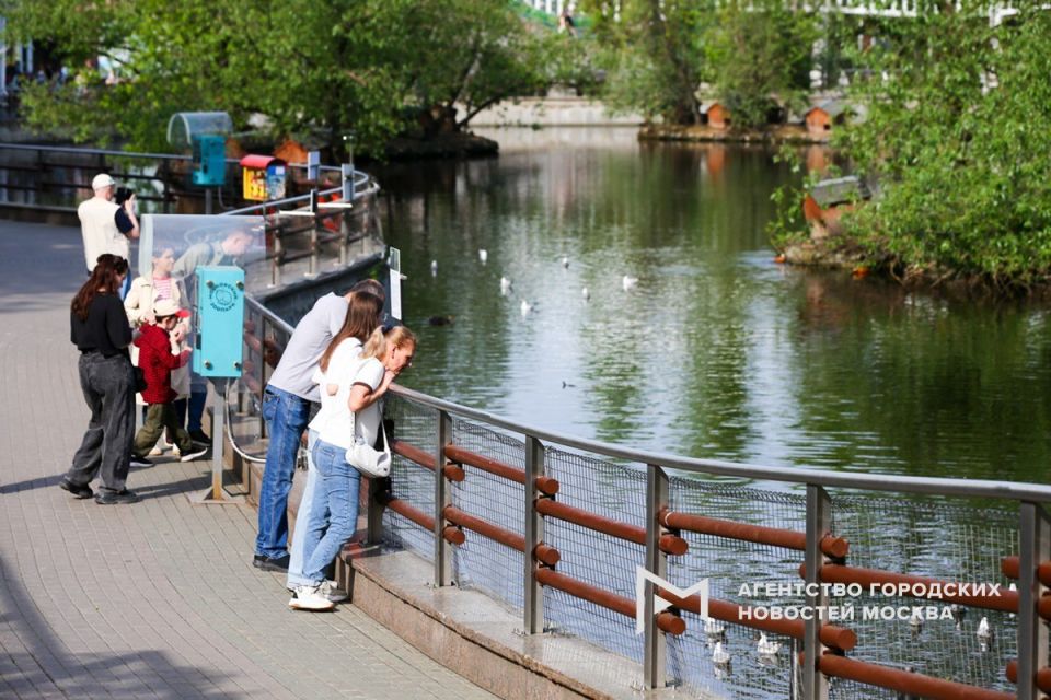 Возможность ходить в Московский зоопарк бесплатно в рамках акции «Ранняя пташка» привлекает все больше москвичей и гостей столицы Возможность ходить в Московский зоопарк бесплатно в рамках акции «Ранняя пташка» привлекает все больше москвичей и гостей столицы