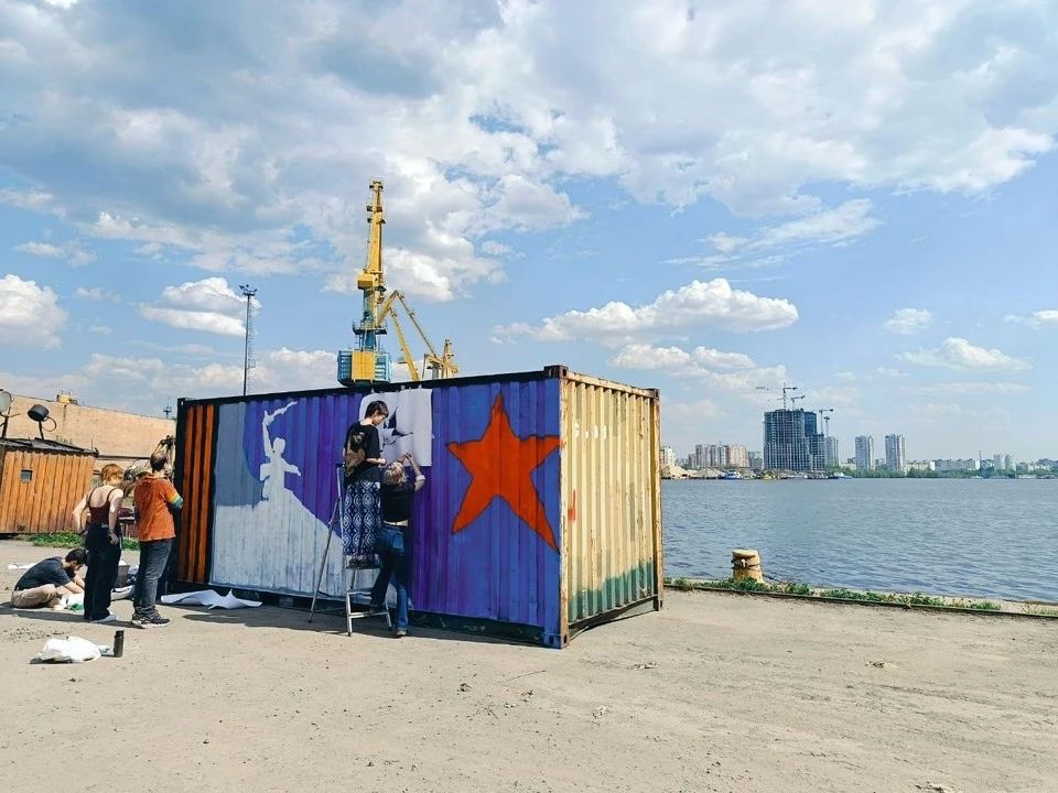 На территории Южного речного порта столичные транспортные полицейские и студенты создали патриотическое граффити На территории Южного речного порта столичные транспортные полицейские и студенты создали патриотическое граффити