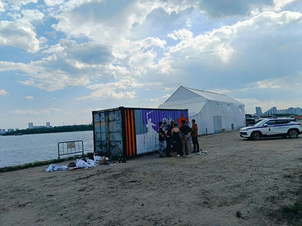 На территории Южного речного порта столичные транспортные полицейские и студенты создали патриотическое граффити На территории Южного речного порта столичные транспортные полицейские и студенты создали патриотическое граффити