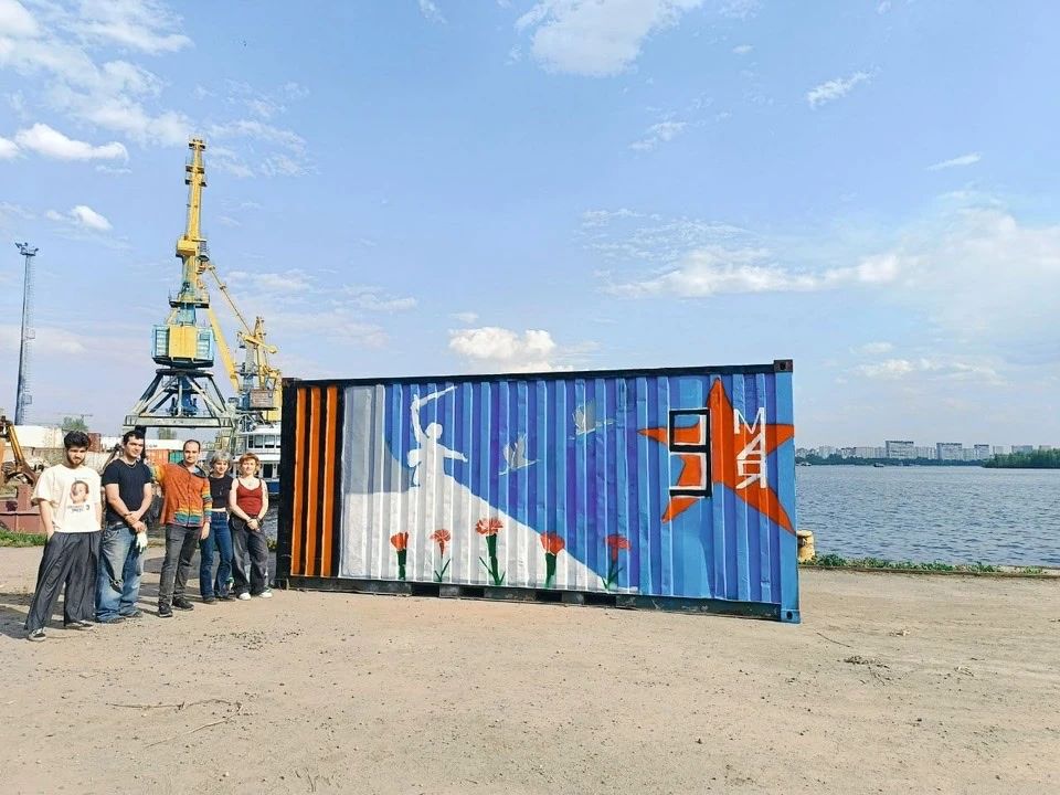 На территории Южного речного порта столичные транспортные полицейские и студенты создали патриотическое граффити На территории Южного речного порта столичные транспортные полицейские и студенты создали патриотическое граффити