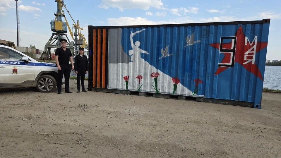 На территории Южного речного порта столичные транспортные полицейские и студенты создали патриотическое граффити На территории Южного речного порта столичные транспортные полицейские и студенты создали патриотическое граффити
