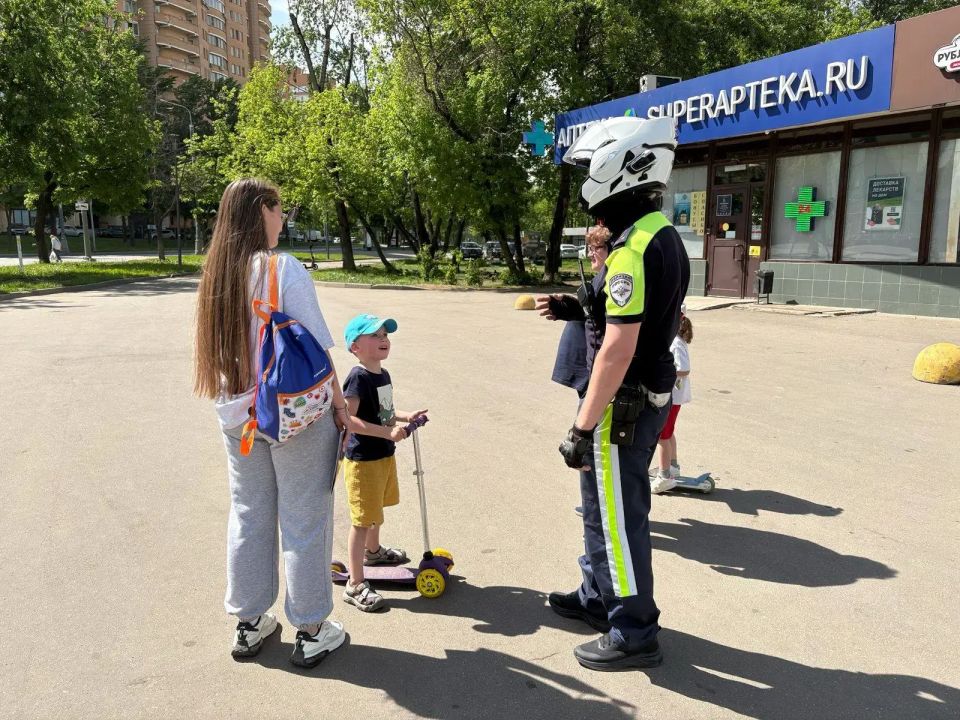 Автоинспекторы провели акцию «Ребенок на самокате» в рамках профилактического мероприятия «Здравствуй, лето!» Автоинспекторы провели акцию «Ребенок на самокате» в рамках профилактического мероприятия «Здравствуй, лето!»