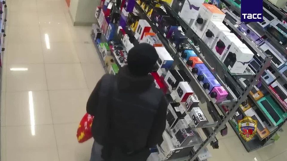 В Москве мужчина, меняя одежду для конспирации, крал музыкальные колонки из магазина