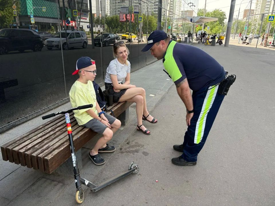 Автоинспекторы провели акцию «Ребенок на самокате» в рамках профилактического мероприятия «Здравствуй, лето!» Автоинспекторы провели акцию «Ребенок на самокате» в рамках профилактического мероприятия «Здравствуй, лето!»
