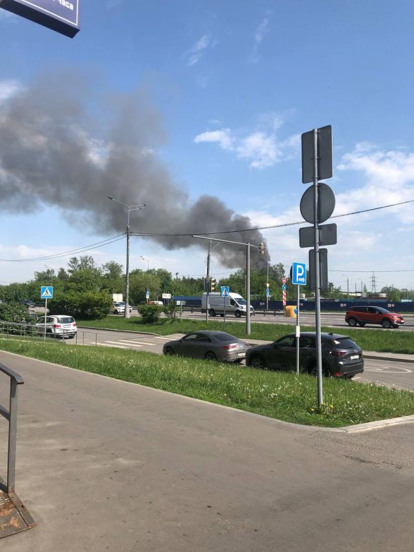На станции Выхино пожар. Там загорелось ограждение платформы