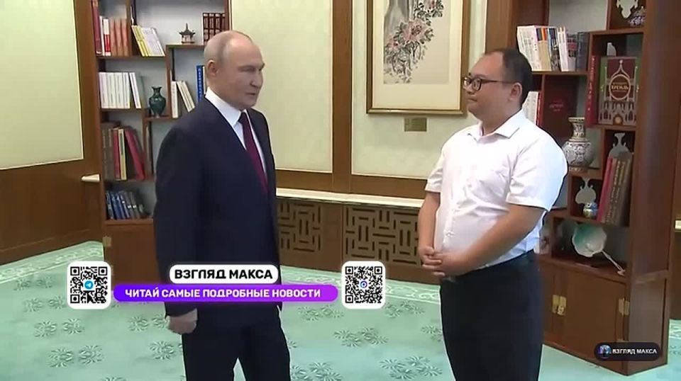 Владимир Путин в Пекине встретился с китайским инженером Пэн Паем — тем самым мальчиком, с которым президент России фотографировался 25 лет назад во время своего первого государственного визита в Китай