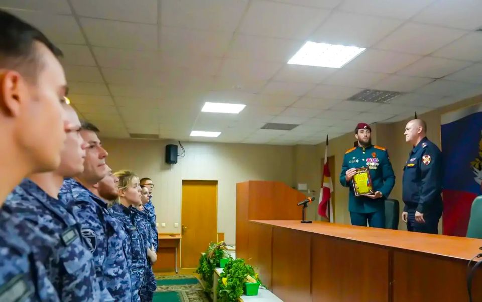 Офицер спецназа Росгвардии, обладатель крапового берета и кавалер ордена Мужества Лев Макеев провел патриотическую встречу со слушателями Центра профессиональной подготовки сотрудников вневедомственной охраны имени Героя... Офицер спецназа Росгвардии, обладатель крапового берета и кавалер ордена Мужества Лев Макеев провел патриотическую встречу со слушателями Центра профессиональной подготовки сотрудников вневедомственной охраны имени Героя...