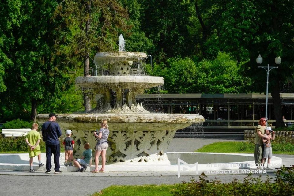 Столица превратилась в курорт — на фоне аномальной жары москвичи массово переходят на летний режим
