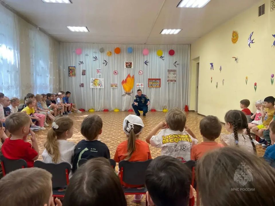 Малышам о безопасности. Сотрудники Управления по ЮЗАО ГУ МЧС России по г. Москве провели урок безопасности для дошколят Малышам о безопасности. Сотрудники Управления по ЮЗАО ГУ МЧС России по г. Москве провели урок безопасности для дошколят
