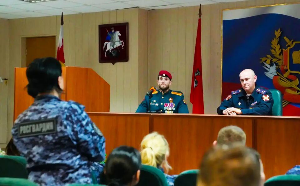 Офицер спецназа Росгвардии, обладатель крапового берета и кавалер ордена Мужества Лев Макеев провел патриотическую встречу со слушателями Центра профессиональной подготовки сотрудников вневедомственной охраны имени Героя... Офицер спецназа Росгвардии, обладатель крапового берета и кавалер ордена Мужества Лев Макеев провел патриотическую встречу со слушателями Центра профессиональной подготовки сотрудников вневедомственной охраны имени Героя...