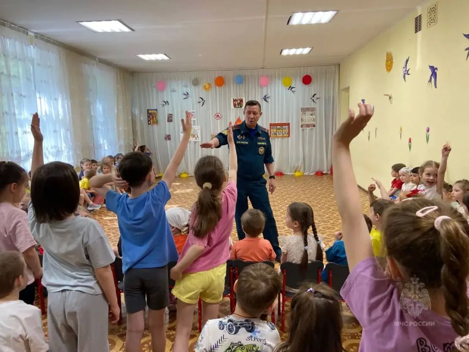 Малышам о безопасности. Сотрудники Управления по ЮЗАО ГУ МЧС России по г. Москве провели урок безопасности для дошколят