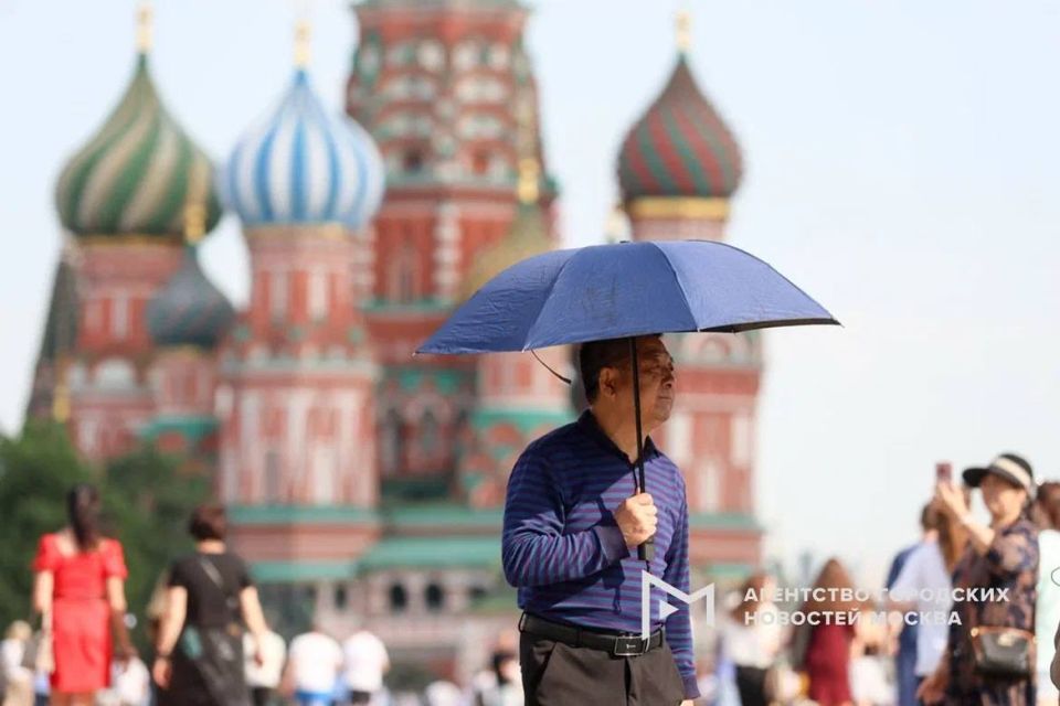 Столица превратилась в курорт — на фоне аномальной жары москвичи массово переходят на летний режим Столица превратилась в курорт — на фоне аномальной жары москвичи массово переходят на летний режим