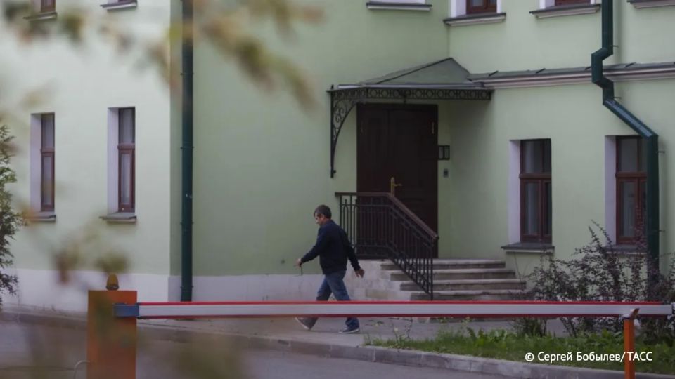 В приложении "Парковки России" теперь можно открыть дворовый шлагбаум