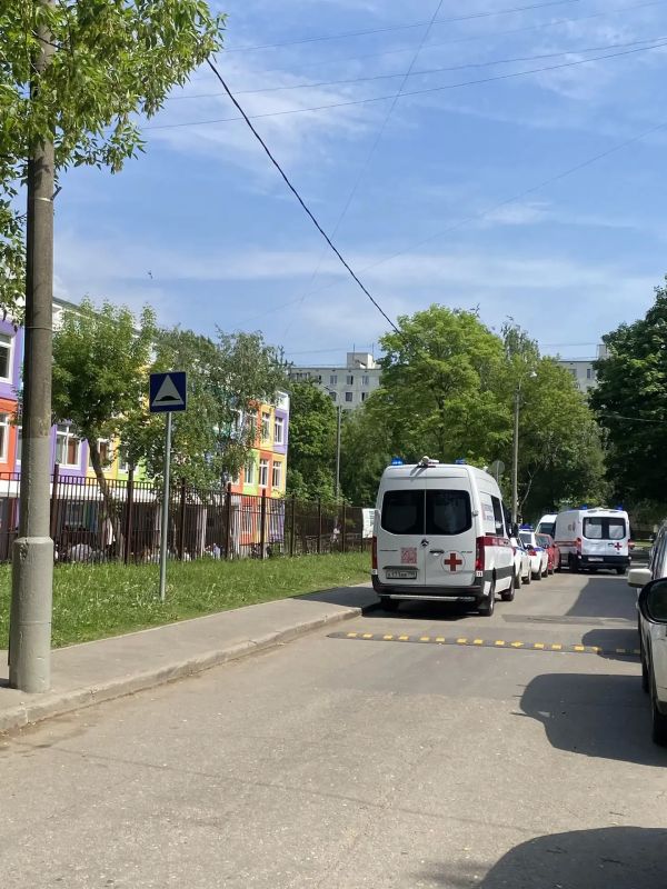 Петарды взорвались во дворе школы на юге Москвы во время репетиции выпускного вечера