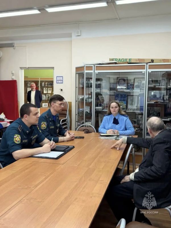 Сотрудники МЧС России проводят профилактические мероприятия в образовательных учреждениях столицы Сотрудники МЧС России проводят профилактические мероприятия в образовательных учреждениях столицы