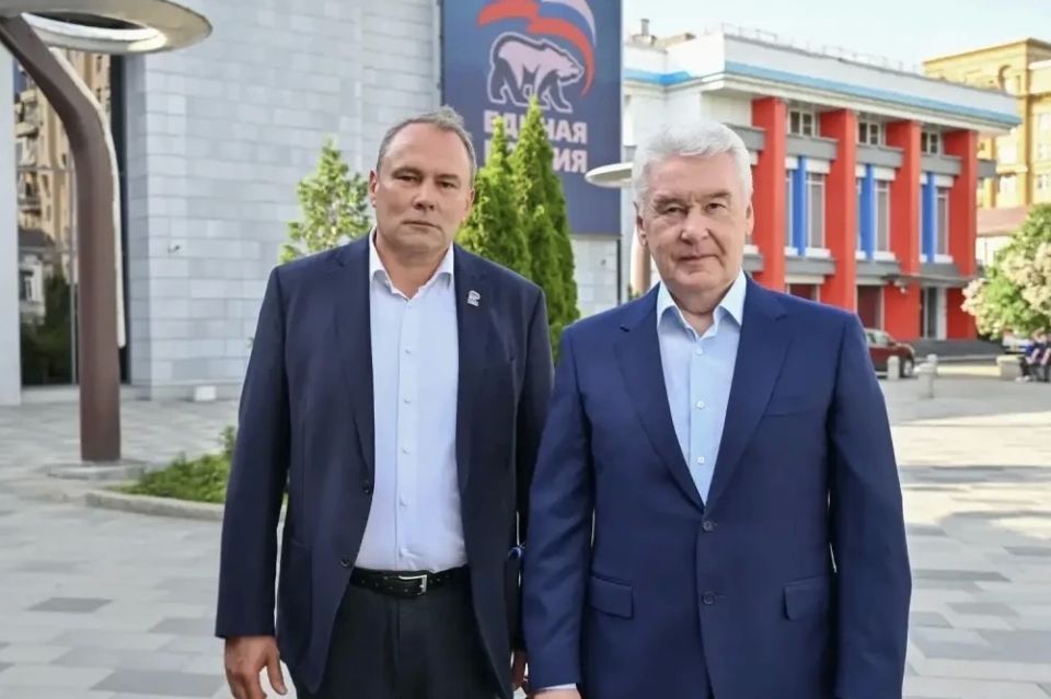 Пётр Толстой: Хорошо помню Москву конца «нулевых» — бесконечные торговые ларьки, сломанные детские площадки, парки, усыпанные битым стеклом, и беспросветные пробки Пётр Толстой: Хорошо помню Москву конца «нулевых» — бесконечные торговые ларьки, сломанные детские площадки, парки, усыпанные битым стеклом, и беспросветные пробки