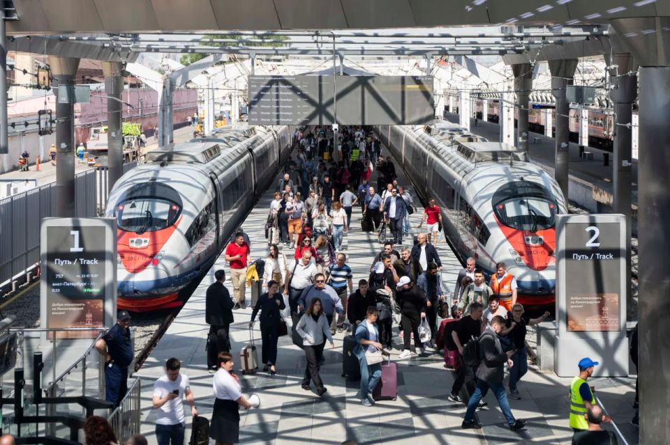 В Москве после масштабного обновления открыли Ленинградский вокзал В Москве после масштабного обновления открыли Ленинградский вокзал