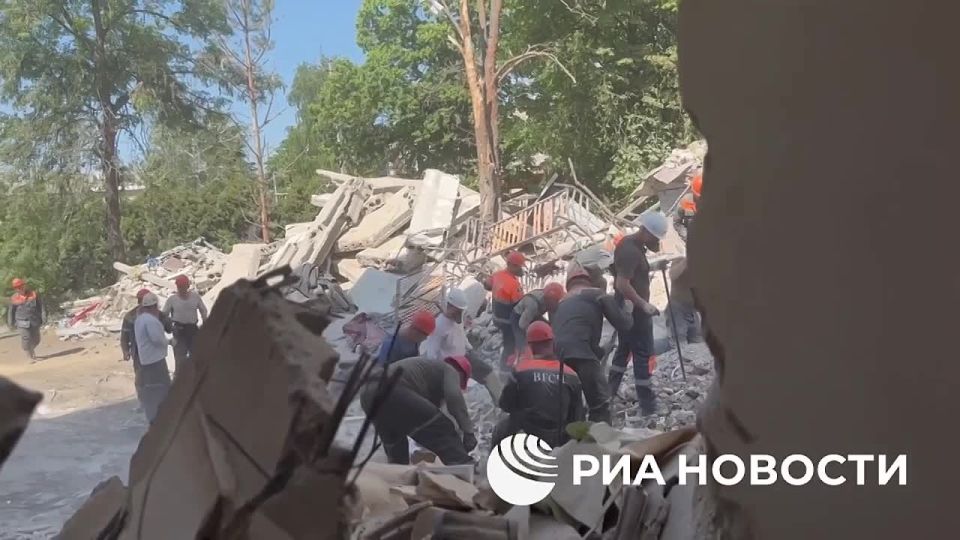 Число жертв удара по общежитию колледжа в Старобельске выросло до 16
