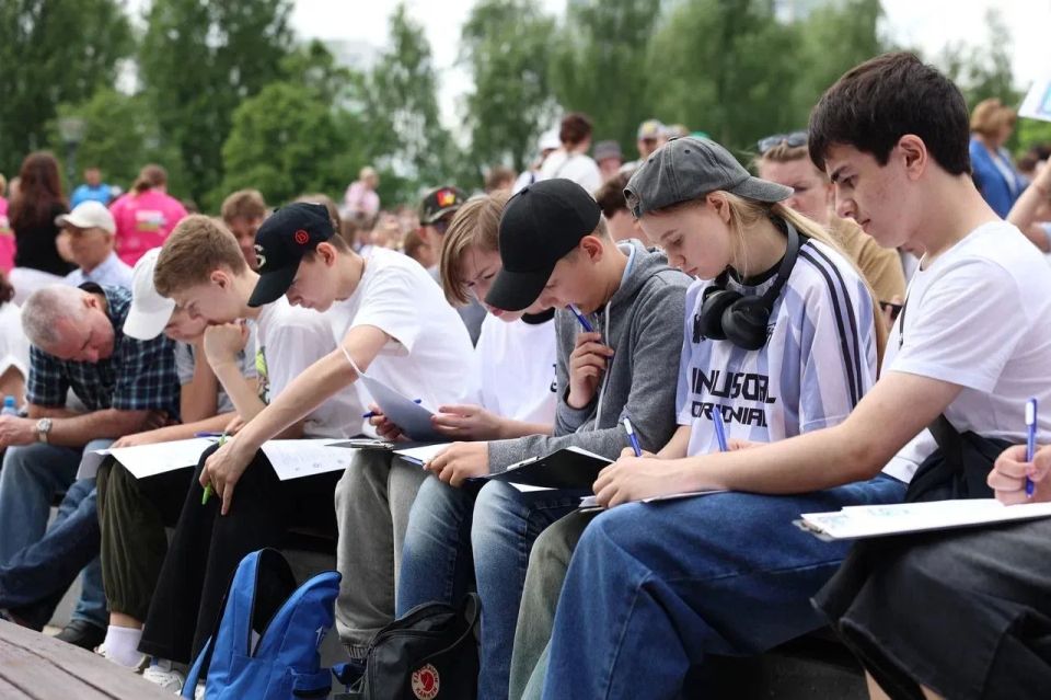 Алексей Шапошников: Ура! Больше трёх тысяч школьников присоединились к нашему «Полярному диктанту»! Алексей Шапошников: Ура! Больше трёх тысяч школьников присоединились к нашему «Полярному диктанту»!