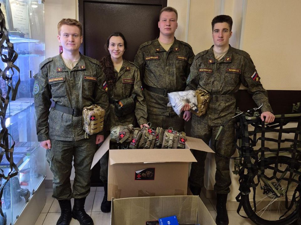 Студенты военного учебного центра при Российском университете медицины собрали аптечки и медицинские рюкзаки для военнослужащих и военврачей в зоне СВО