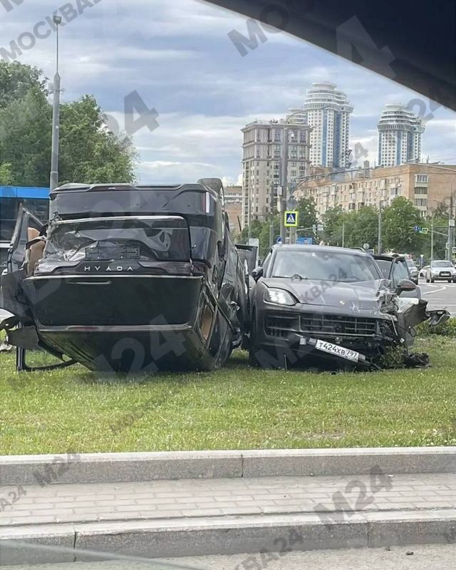 Машина экс-футболиста «Спартака» Александра Прудникова попала в жёсткое ДТП в центре Москвы — после столкновения авто перевернулось