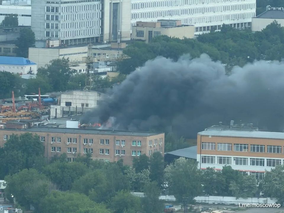 Здание с хостелом загорелось на востоке Москвы, площадь пожара составляет 300 кв. метров, сообщают информагентства со ссылкой на оперативные службы