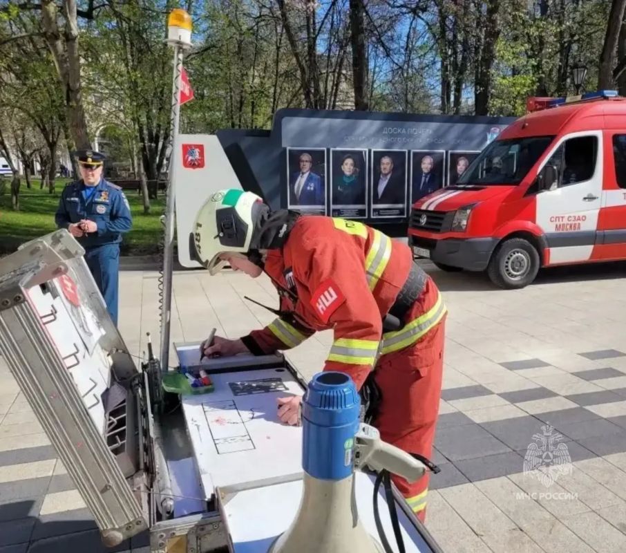 #БудниМЧС. Сотрудники Управления по СЗАО ГУ МЧС России по г. Москве совместно с Префектурой округа провели занятия по отработке действий при возникновении возгорания в здании с массовым пребыванием людей #БудниМЧС. Сотрудники Управления по СЗАО ГУ МЧС России по г. Москве совместно с Префектурой округа провели занятия по отработке действий при возникновении возгорания в здании с массовым пребыванием людей