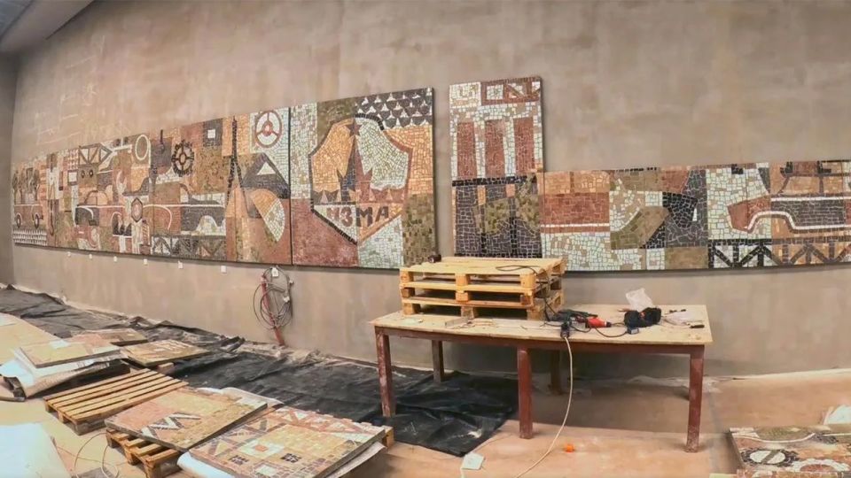 Историческую мозаику завода «Москвич» отреставрировали и перевезли в музей Историческую мозаику завода «Москвич» отреставрировали и перевезли в музей