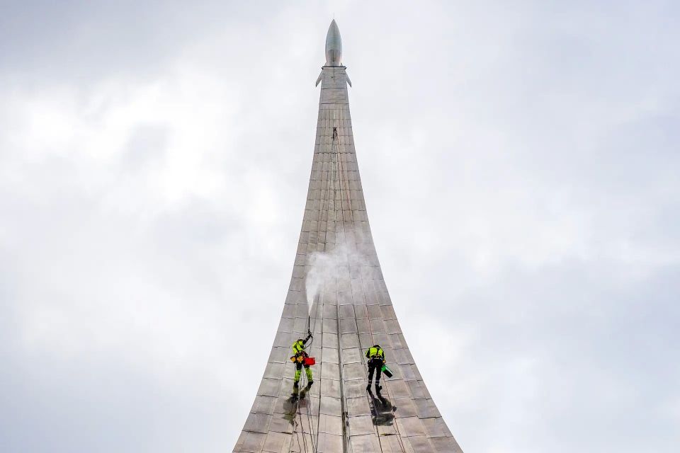Памятники и монументы, посвященные покорителям космоса, подготовили к лету