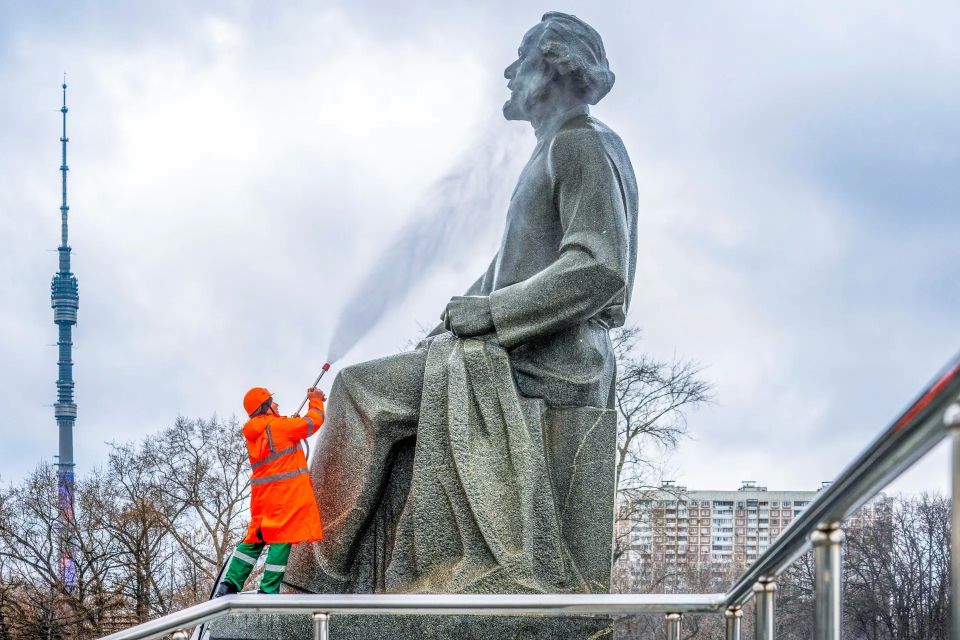 Памятники и монументы, посвященные покорителям космоса, подготовили к лету Памятники и монументы, посвященные покорителям космоса, подготовили к лету