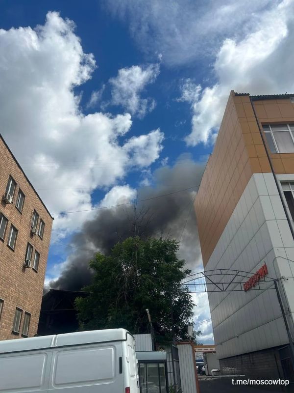 Здание с хостелом загорелось на востоке Москвы, площадь пожара составляет 300 кв. метров, сообщают информагентства со ссылкой на оперативные службы Здание с хостелом загорелось на востоке Москвы, площадь пожара составляет 300 кв. метров, сообщают информагентства со ссылкой на оперативные службы