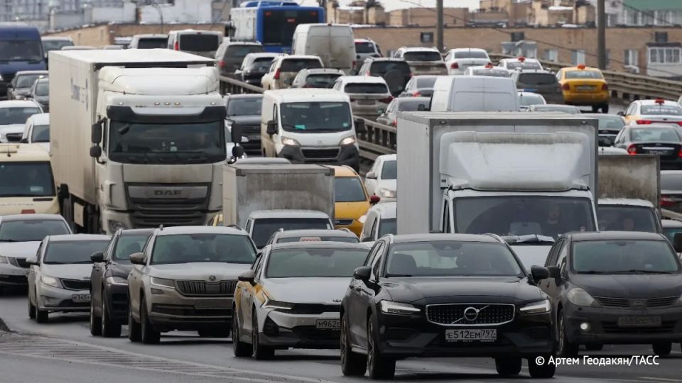 Дептранс предупредил о затруднениях движения в центре, на Садовом кольце, ТТК, МКАД и вылетных магистралях из-за небольших дождей