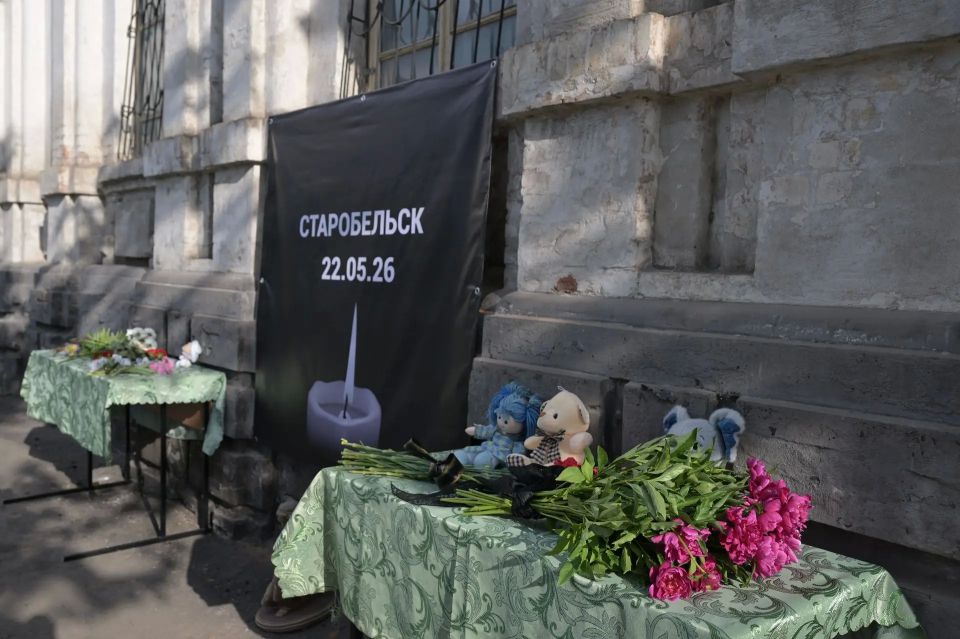 В Старобельске появился стихийный мемориал рядом с колледжем, который 22 мая атаковали украинские беспилотники В Старобельске появился стихийный мемориал рядом с колледжем, который 22 мая атаковали украинские беспилотники