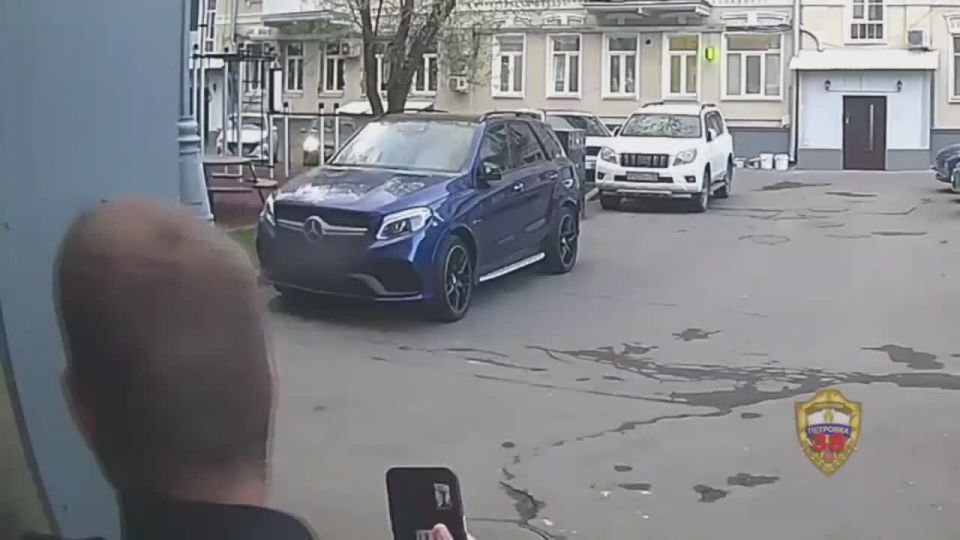 Курьер мошенников вскрыл сейф в Хамовниках и вынес более 300тысяч рублей и семейные украшения