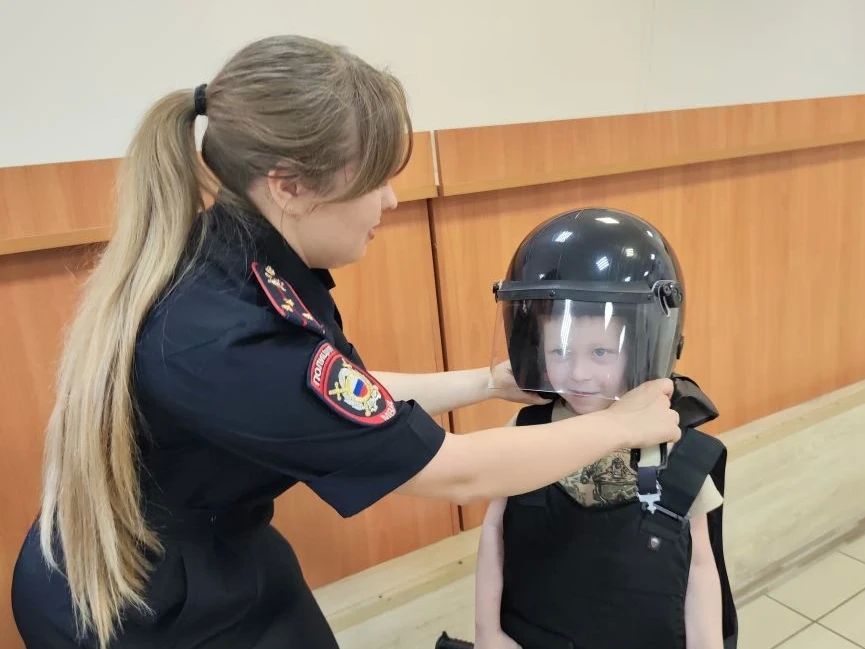 В Буе в канун Дня защиты детей полицейские и общественники наградили призеров регионального этапа конкурса МВД России «Полицейский Дядя Степа» В Буе в канун Дня защиты детей полицейские и общественники наградили призеров регионального этапа конкурса МВД России «Полицейский Дядя Степа»