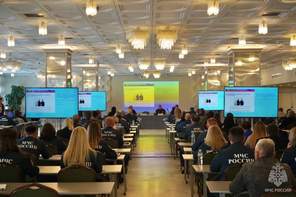 Более 130 ответственных за вопросы охраны труда в подразделениях МЧС России принимают участие в учебно-методическом сборе Более 130 ответственных за вопросы охраны труда в подразделениях МЧС России принимают участие в учебно-методическом сборе