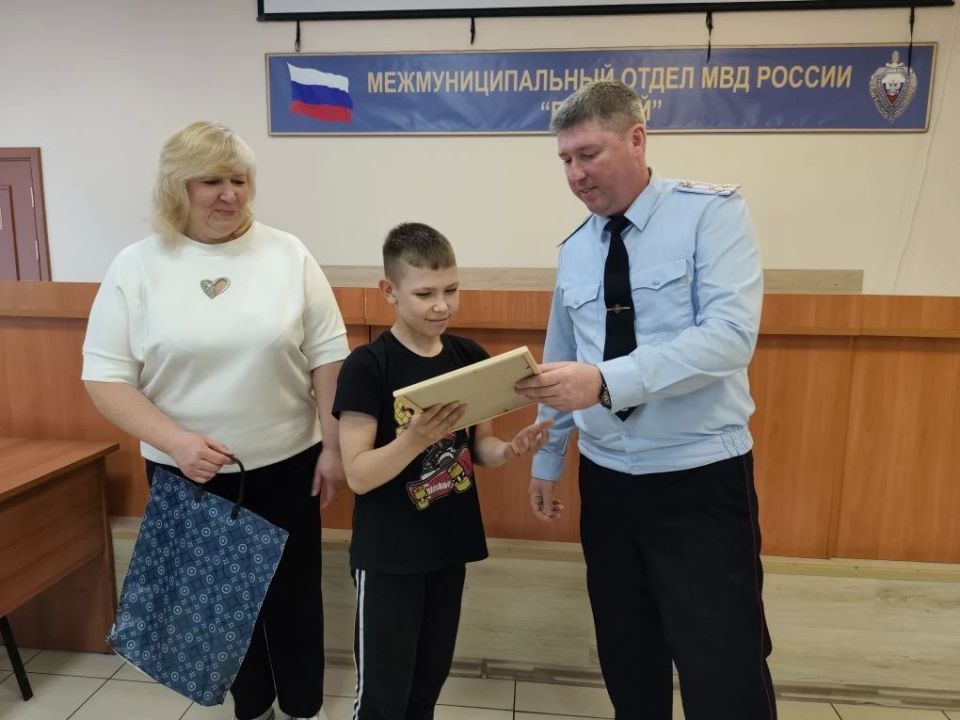 В Буе в канун Дня защиты детей полицейские и общественники наградили призеров регионального этапа конкурса МВД России «Полицейский Дядя Степа» В Буе в канун Дня защиты детей полицейские и общественники наградили призеров регионального этапа конкурса МВД России «Полицейский Дядя Степа»