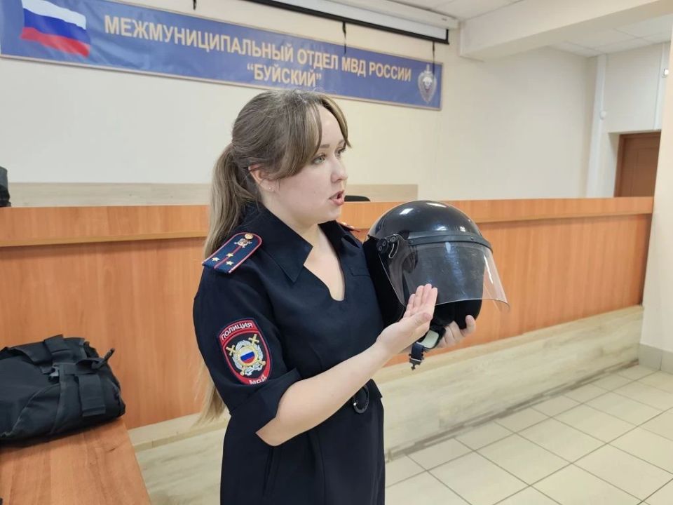 В Буе в канун Дня защиты детей полицейские и общественники наградили призеров регионального этапа конкурса МВД России «Полицейский Дядя Степа» В Буе в канун Дня защиты детей полицейские и общественники наградили призеров регионального этапа конкурса МВД России «Полицейский Дядя Степа»