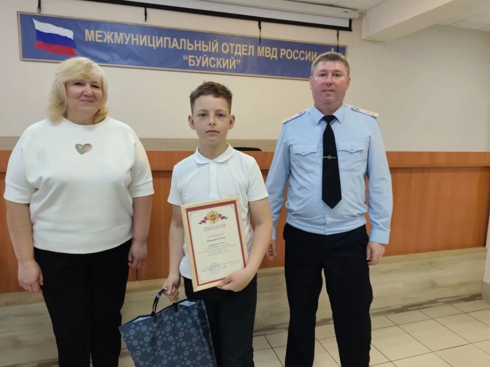 В Буе в канун Дня защиты детей полицейские и общественники наградили призеров регионального этапа конкурса МВД России «Полицейский Дядя Степа» В Буе в канун Дня защиты детей полицейские и общественники наградили призеров регионального этапа конкурса МВД России «Полицейский Дядя Степа»
