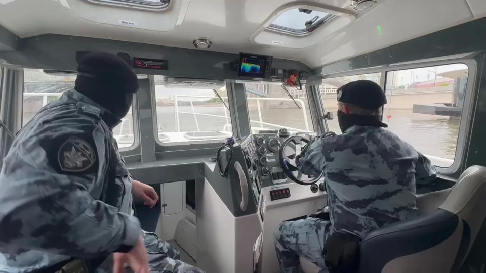 Сотрудники Росгвардии обеспечили безопасность проведения Последних звонков в Москве Сотрудники Росгвардии обеспечили безопасность проведения Последних звонков в Москве