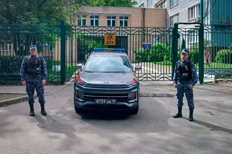 Сотрудники Росгвардии обеспечили безопасность проведения Последних звонков в Москве Сотрудники Росгвардии обеспечили безопасность проведения Последних звонков в Москве