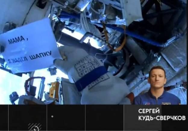 Космонавт Сергей КудьСверчков во время выхода в открытый космос показал табличку «Мама, я надел шапку»