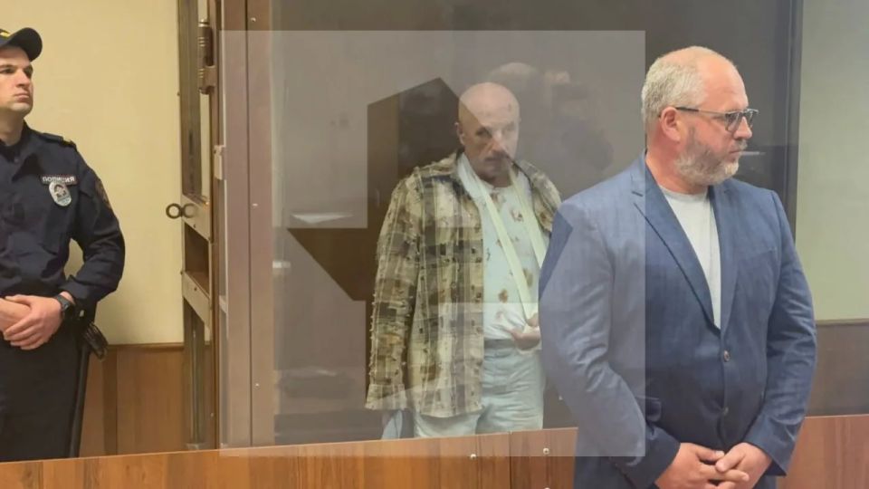 Мужчину, который насильно пытался скормить конфету байкеру перед ударом ножом в голову, арестовали на 2 месяца