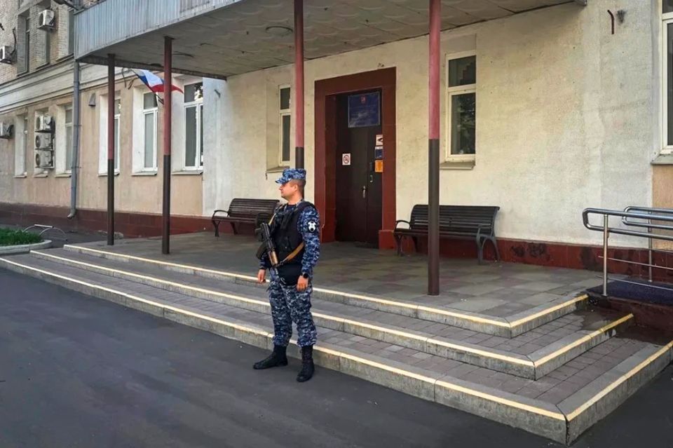 Сотрудники Росгвардии обеспечили безопасность проведения Последних звонков в Москве Сотрудники Росгвардии обеспечили безопасность проведения Последних звонков в Москве
