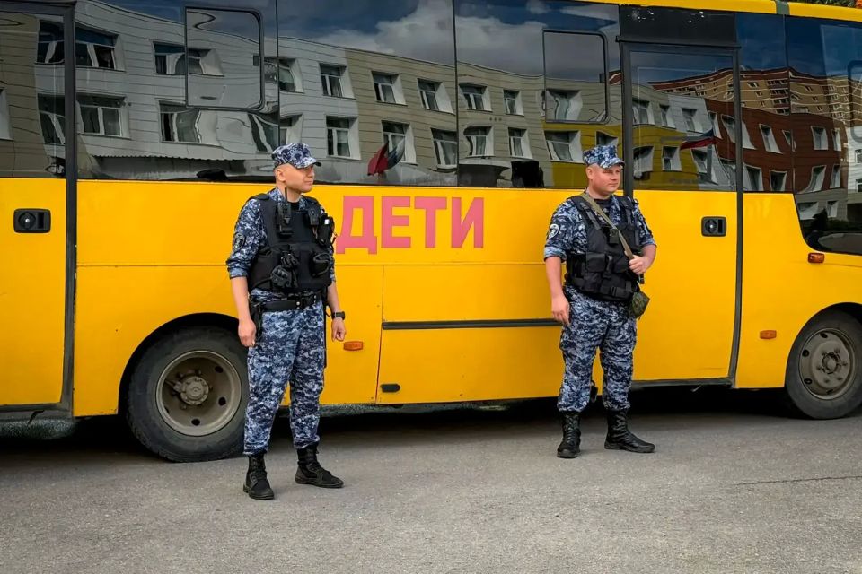 Сотрудники Росгвардии обеспечили безопасность проведения Последних звонков в Москве Сотрудники Росгвардии обеспечили безопасность проведения Последних звонков в Москве