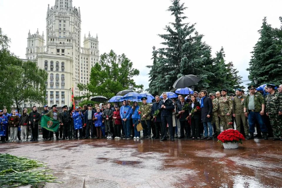 Леонид Слуцкий: С Днём пограничника!. Сегодня вся страна чествует личный состав и ветеранов Пограничной службы ФСБ России Леонид Слуцкий: С Днём пограничника!. Сегодня вся страна чествует личный состав и ветеранов Пограничной службы ФСБ России